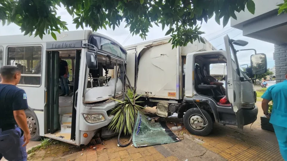 Accidente entre camión y colectivo en pleno centro