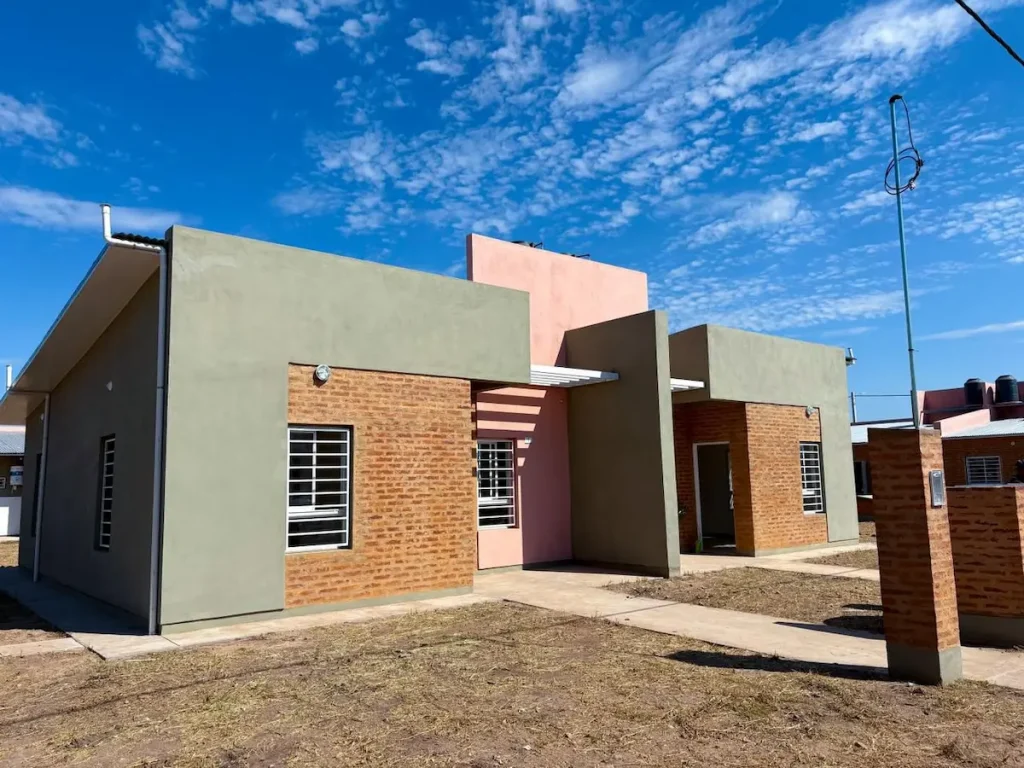 Zdero entregó 32 viviendas en Quitilipi y anunció nuevas obras